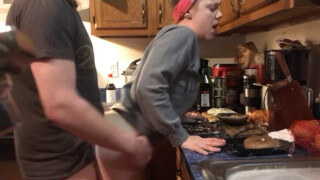 MILF casalinga scopata a pecorina mentre sta cucicnando